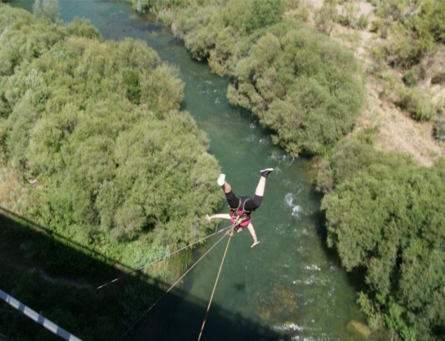  Saltare a testa in giù sul fiume